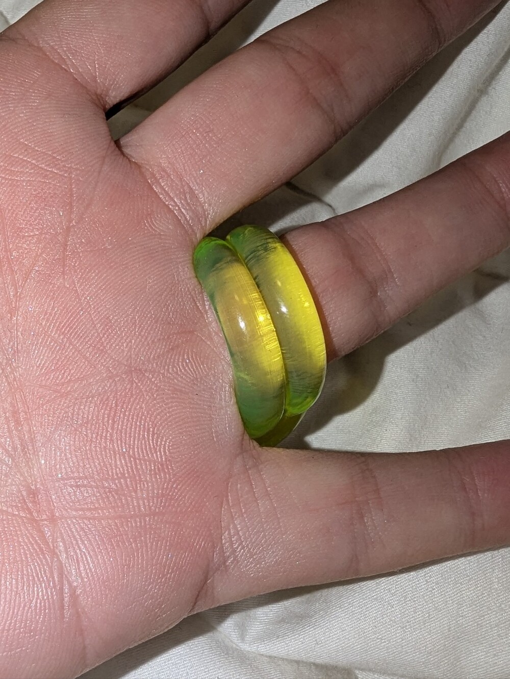 NEON YELLOW KNOT RING - Picture 5 of 6